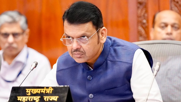 Inside Story: CM फडणवीसांना तडकाफडकी बोलावलं दिल्लीला, पण या मीटिंगची आतली कहाणी भलतीच! Devendra Fadnavis, Devendra Fadnavis Delhi Visit, Fadnavis Delhi News, Amit Shah Meeting, Narendra Modi, BJP Strategy, BJP News, Union Cabinet Reshuffle, Cabinet Expansion,