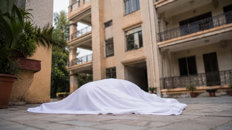 धक्कादायक... आमदार निवासाच्या इमारतीवरून पडून भाजपच्या माजी मंत्र्याचा मृत्यू bjp leader and former minister nanak ram bhurji dies after falling from mla residence building in lucknow