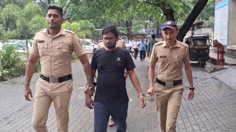 TET Paper Leak Case: फरार आरोपी सोनू कुमार थेट भिवंडी कोर्टासमोर, आत्मसमर्पण केलं अन्... absconding accused sonu kumar surrenders before bhiwandi court in tet exam paper leak case remanded to police custody until august 2