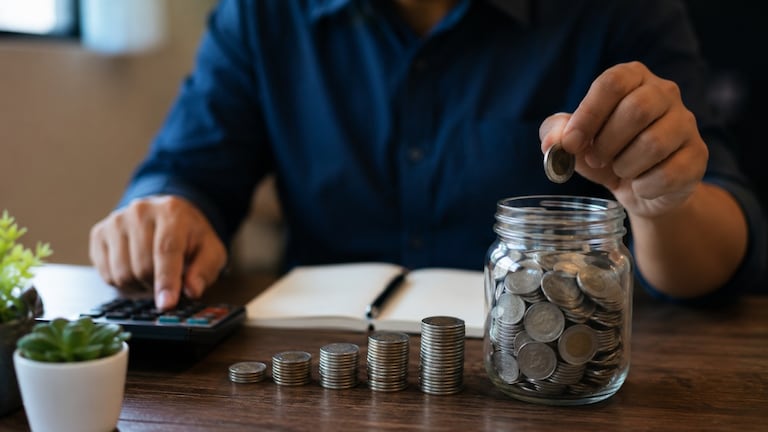 Personal Finance: महिन्याला 2 हजार रुपयांची गुंतवणूक करणाऱ्यांनी कोणती चूक टाळावी? personal finance what mistake should those investing rs 2000 per month avoid it could ruin years of investment know right strategy