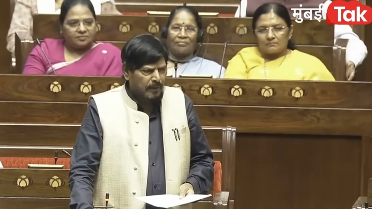 'अमेरिका से भारत आया था चुपके-चुपके, उनका नाम है अभिजीत दिपके'; रामदास आठवलेंची भन्नाट कविता ऐकाच 