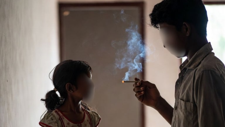 आईसोबत तरुण गेला पळून, 6 वर्षीय मुलीसोबत गैरकृत्य अन् सिगारेटचे चटके crime news