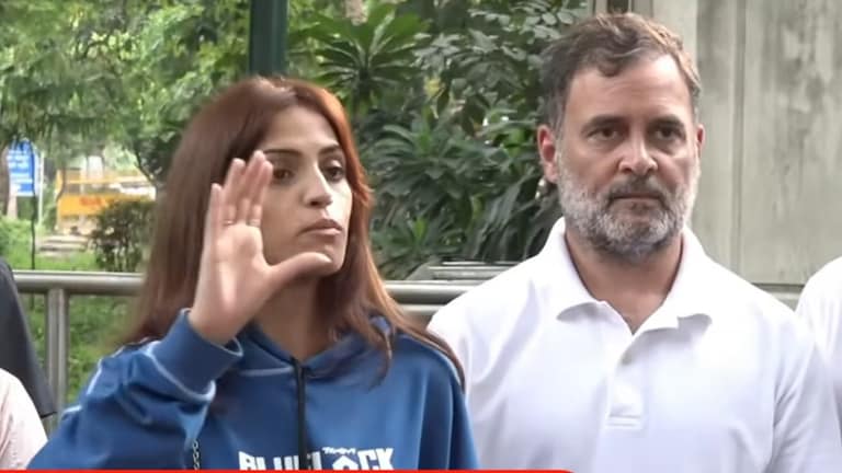 राहुल गांधींच्या शेजारी उभी राहून महाराष्ट्राच्या रिया अहीरची दिल्लीतून डरकाळी! rahul gandhi on student protest students did nothing wrong riya ahir speaks out on harassment threats and fir