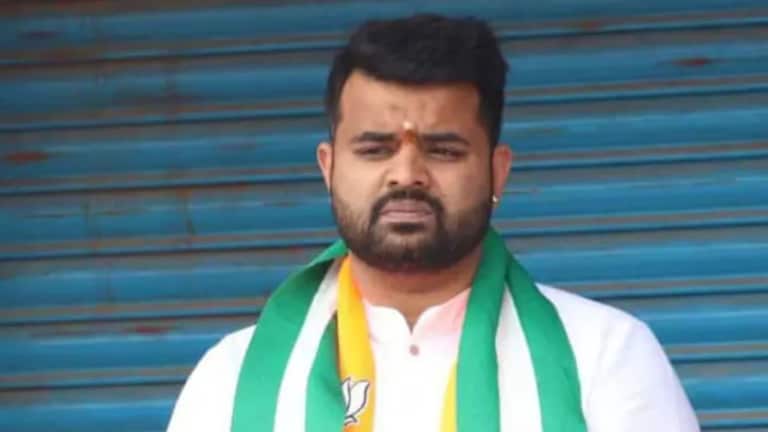 माजी खासदाराचे तुरुंगात नको ते धंदे, मोबाईलमध्ये सापडले 90 अश्लील Videos Prajwal Revanna News