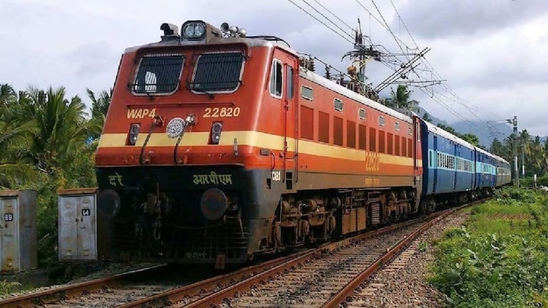 Govt Jobs : रेल्वेत 3,993 पदांची मेगा भरती, बक्कळ पगार; लगेच करा अर्ज RRB Recruitment