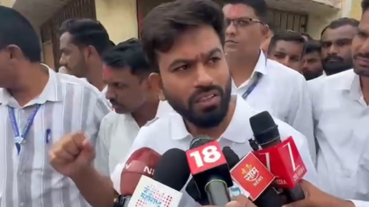 शिंदेंचा उल्लेख करत दीपके चिडले, फडणवीस सरकारला घेरण्याचे संकेत?