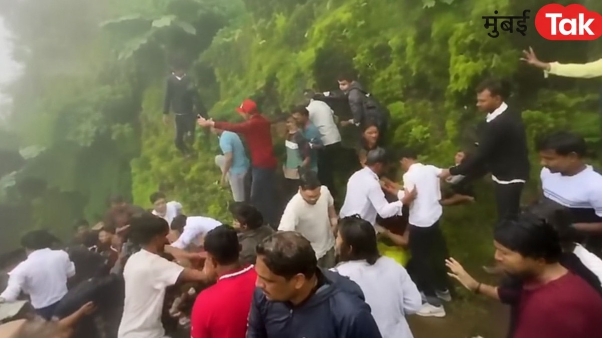 सिंहगडावर राडा, धक्का लागला म्हणून हाणामारी.. हादरवून टाकणारा VIDEO