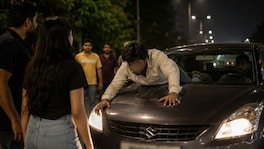 बॉयफ्रेंड थांबवण्यासाठी धावत्या कारच्या बोनेटवर चढला अन् 200 मीटरवर चिरडून जीवानिशी गेला Crime NewsCrime News