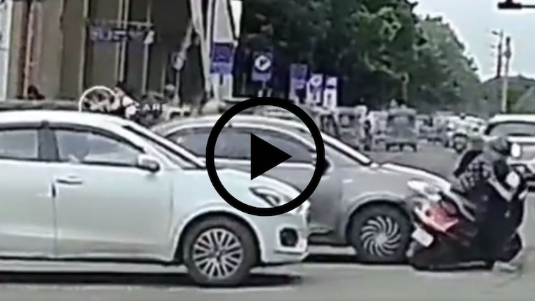 पिंपरी-चिचवडमध्ये महिलेनं तोडला रेड सिग्नल, कारच्या धडकेत कोसळली; Video व्हायरल Pune News