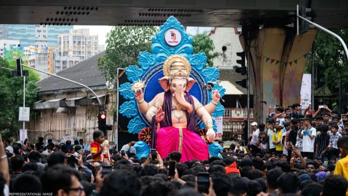 मुंबई : गणपती आगमनाला गालबोट, भुलेश्वरच्या राजाची मूर्ती कोसळून दोघांचा मृत्यू; काय घडलं?