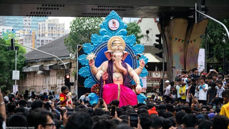 मुंबई : गणपती आगमनाला गालबोट, भुलेश्वरच्या राजाची मूर्ती कोसळून दोघांचा मृत्यू; काय घडलं? Mumbai Ganesh Idol Accident