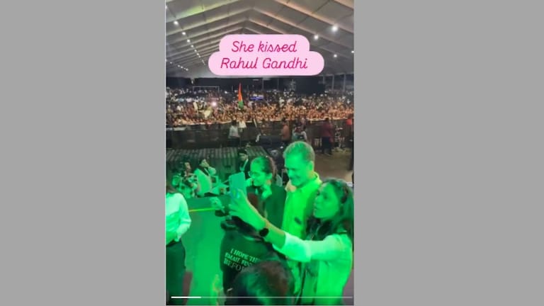 राहुल गांधींना विद्यार्थीनीकडून सरप्राईज किस, "Cute मोमेंट" व्हायरल VIDEO Rahul Gandhi pune students event kiss viral video