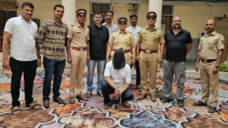 मुंबई : LBW आऊट दिल्याने फलंदाज भडकला, पंचाला बॅटने झोडपलं, 36 वर्षांनंतर अटक mumbai borivali cricket match umpire attack