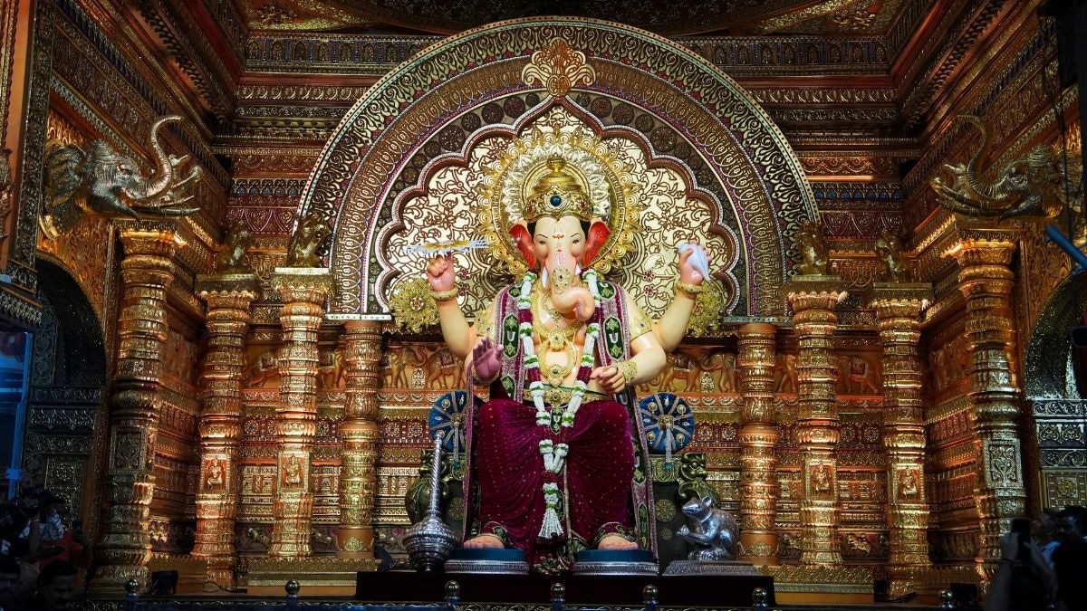 'अदाणी-अंबानीच्या हातात गणपती देऊन, आम्ही गरबा बघायचा का?', मनसे नेते लालबाग आणि चिंतामणी मंडळावर संतापले!