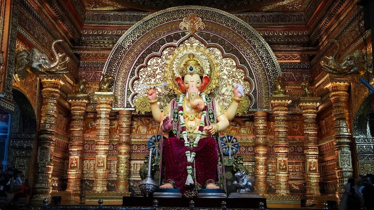 'अदाणी-अंबानीच्या हातात गणपती देऊन, आम्ही गरबा बघायचा का?', मनसे नेते लालबाग आणि चिंतामणी मंडळावर संतापले! Mumbai Tak