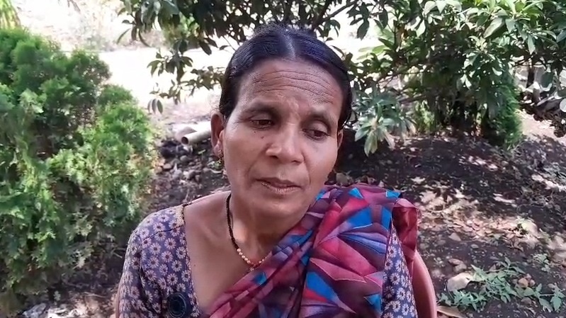 दोन मुलींच्या भविष्यासाठी आईची अनवाणी झेप! 47 वर्षीय रमाबाईंनी सगळ्यांना दिला आश्चर्याचा धक्का