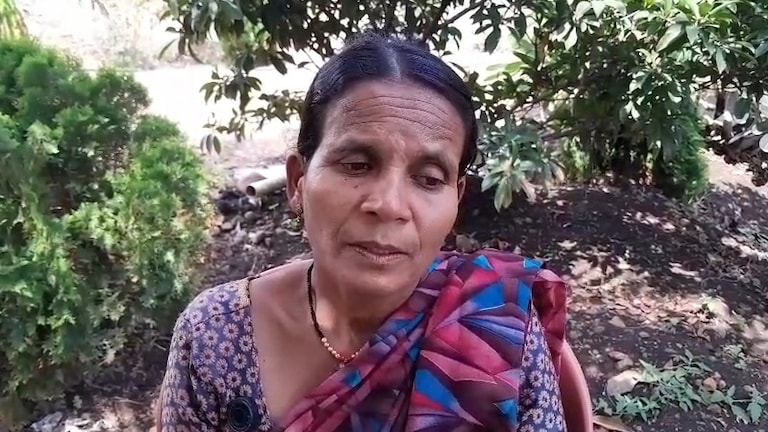 दोन मुलींच्या भविष्यासाठी आईची अनवाणी झेप! 47 वर्षीय रमाबाईंनी सगळ्यांना दिला आश्चर्याचा धक्का beed-ambajogai-rambai-ranveer-runs-barefoot-marathon-for-daughters-education