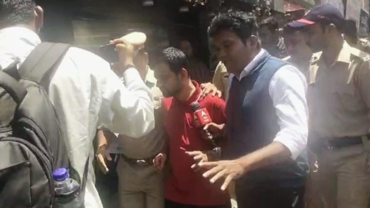 डीजेच्या दणदणाटाविरोधात आवाज काढणाऱ्या विद्यानंद बापटांना मारहाण, काय घडलं? 