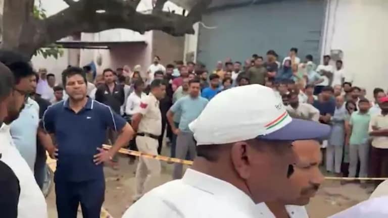 जिमबाहेर प्रॉपर्टी डीलरची गोळ्या झाडून हत्या; स्कूटरवरून आलेले हल्लेखोर फरार delhi crime news