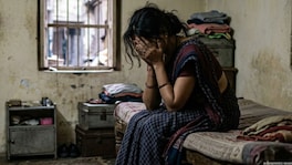 'तुझ्या नवऱ्याची तब्येत बिघडलीये...' बायको बाहेर गेली अन् घडलं भयंकर Crime News