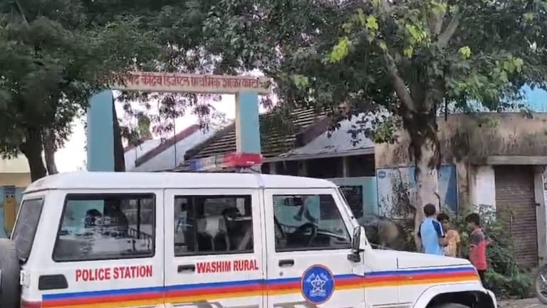 वाशीम : ZP शिक्षक विद्यार्थीनींना करायचा चुकीचा स्पर्श, शिक्षिकेमुळे सगळं उघडकीस washim crime news