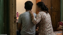 आई शेजारच्या तरुणासोबत आक्षेपार्ह अवस्थेत, 14 वर्षीय मुलानं बघितलं अन् घडलं भयंकर Crime News