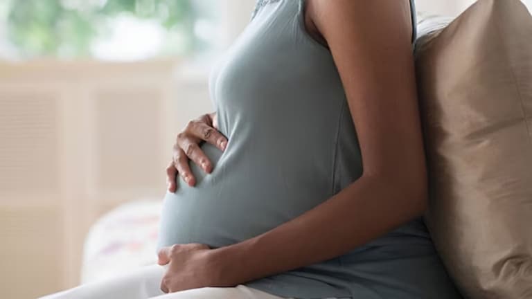 गरोदर महिलेच्या पोटावर पोलिसांनी मारली लाथ, प्रसूतीदरम्यान मृत्यू; सहा पोलीस निलंबित Crime News