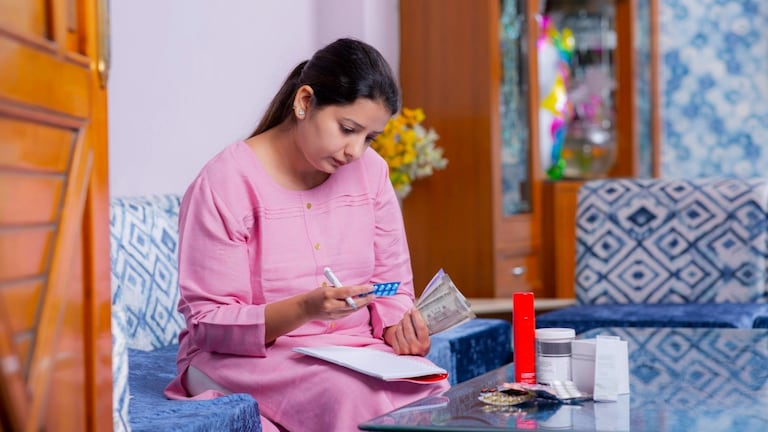 Personal Finance: घरातील एकाच व्यक्तीला सगळे आर्थिक व्यवहार माहीत असणं योग्य की अयोग्य? personal finance family financial planning emergency preparedness