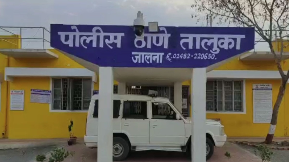 जालना: 'गाडीत बसून सोबत चल', तरुणीने दिला नकार; आरोपीकडून शिवीगाळ अन् लाथाबुक्क्यांनी मारहाण