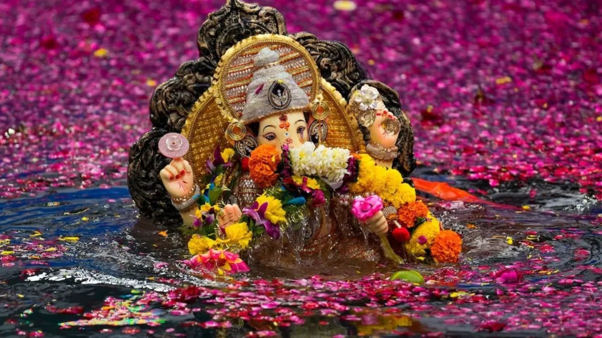 गणरायाला निरोप देताना डोळे पाणावणार, आज अनंत चतुर्दशी; विसर्जनासाठी 'हा' शुभ मुहूर्त 