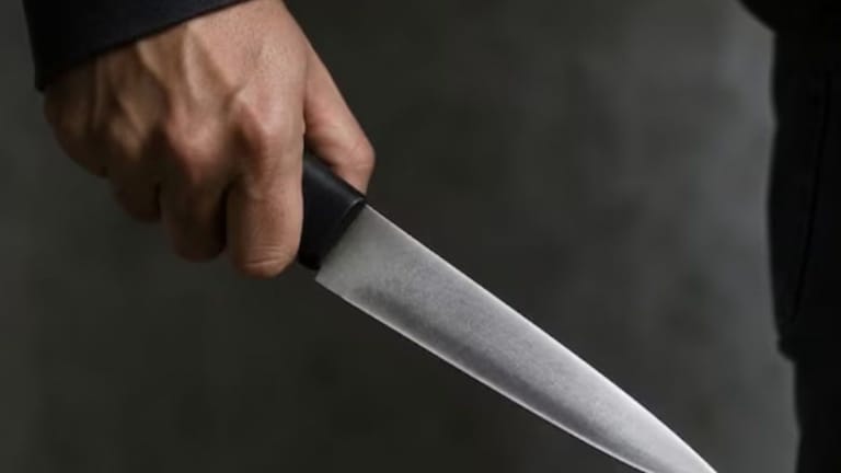 लाईट लावण्यावरून सावत्र आईची मुलाकडून हत्या, मांडी, कंबर, छाती आणि मानेवर गंभीर जखमा Crime News