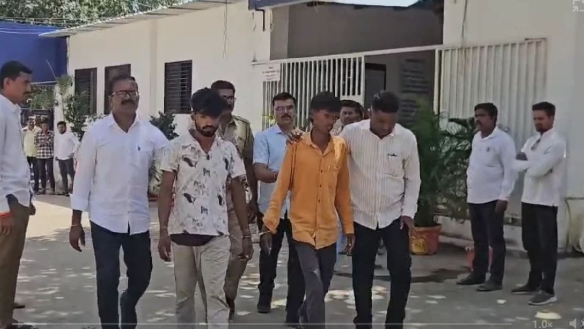 जळगाव : मैत्रिणीने गोड बोलून स्वच्छतागृहात नेलं अन् दोघांकडून सामुहिक बलात्कार 