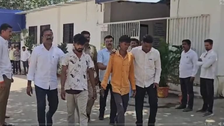 जळगाव : मैत्रिणीने गोड बोलून स्वच्छतागृहात नेलं अन् दोघांकडून सामूहिक बलात्कार Jalgaon Crime News