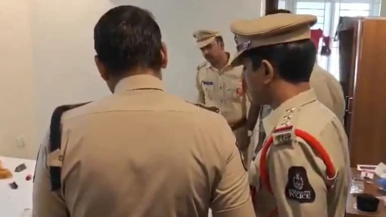 बनावट नावाने OYO रुम घेतली अन् मध्यरात्री साधला डाव, महिला बँक कर्मचाऱ्यासोबत काय घडलं? Crime News