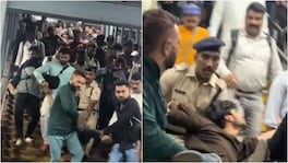 लोकलमध्ये महिलांची छेड काढल्याचा आरोप, पोलीस अन् तरुणांनी थेट पुलावरुन उचलून आणलं.. Mumbai man accused of harassing women in train