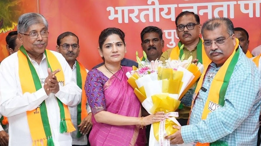 बंटी पाटलांना कोंडीत पकडण्याचा फडणवीसांचा प्लॅन? पुणे पदवीधर निवडणुकीत स्मिता जाधवांच्या एन्ट्रीची इनसाईड स्टोरी!
