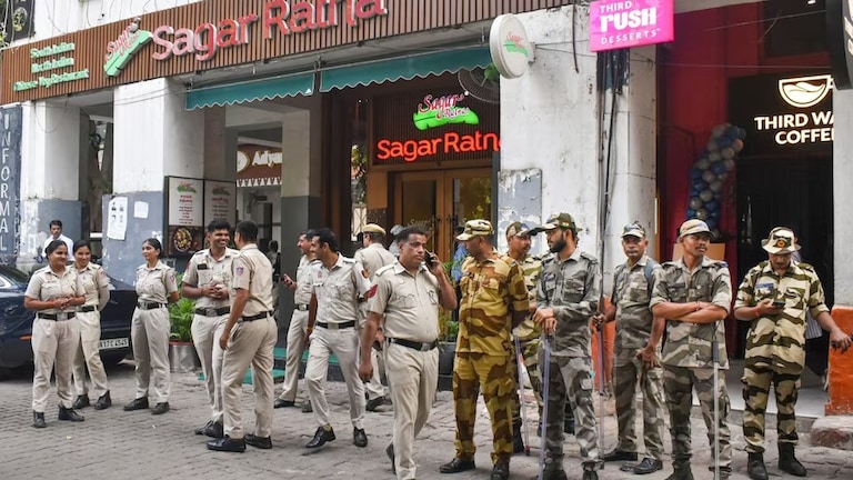 CJP च्या आंदोलनाची दिल्ली पोलिसांना धडकी, थेट दिल्लीच्या बॉर्डर सील करणं सुरू delhi cec gyanesh kumar resignation demand abhijeet dipake cjp protest october 10 metro closure noida border security