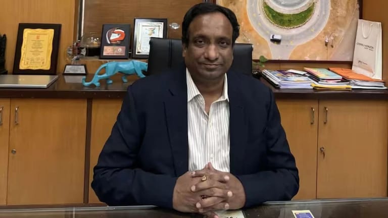 MPSC च्या विद्यार्थ्यांनी अध्यक्षांविरोधात रान पेटवलं, आता राज्य सरकारचा मोठा निर्णय MPSC students protest