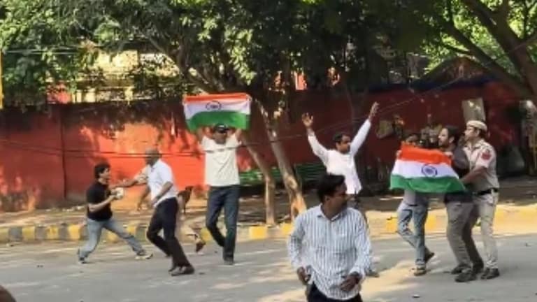 सौरव दास अन् आशितोष रांका पुन्हा पोलिसांच्या ताब्यात, गेटवर चढून जंतर-मंतरवर आले पण... cjp workers detained jantar mantar