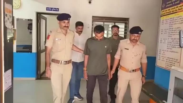 शिक्षकाचा आठवीतील विद्यार्थिनीवर बलात्कार, तीन विद्यार्थीनींचा विनयभंग, दोन वर्ष सुरु होता अत्याचार Crime News