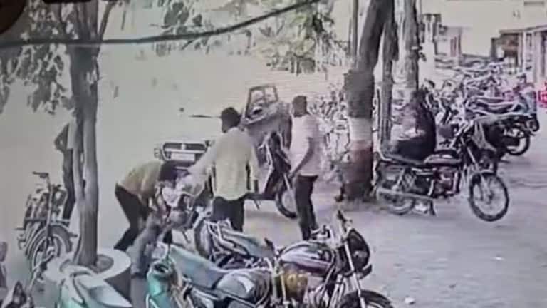 सात वर्षांपूर्वी प्रेमविवाह, मेहुण्यावर भररस्त्यात 23 सेकंदात 13 वार; व्हिडीओ व्हायरल Crime News