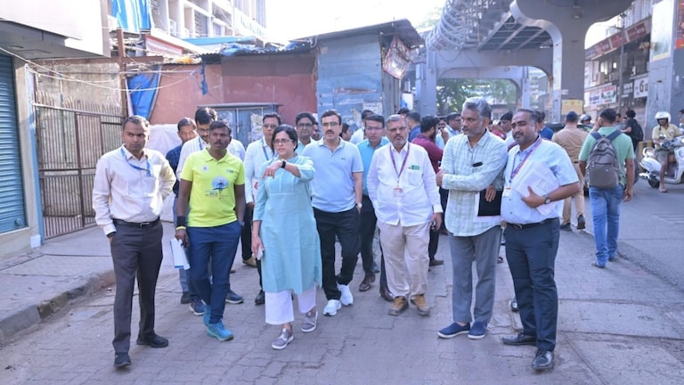 मुंबईची खबर : BMC चे 'पादचारी प्रथम' अभियान किती यशस्वी? आयुक्तांनी थेट आकडेवारीच सांगितली Mumbai News