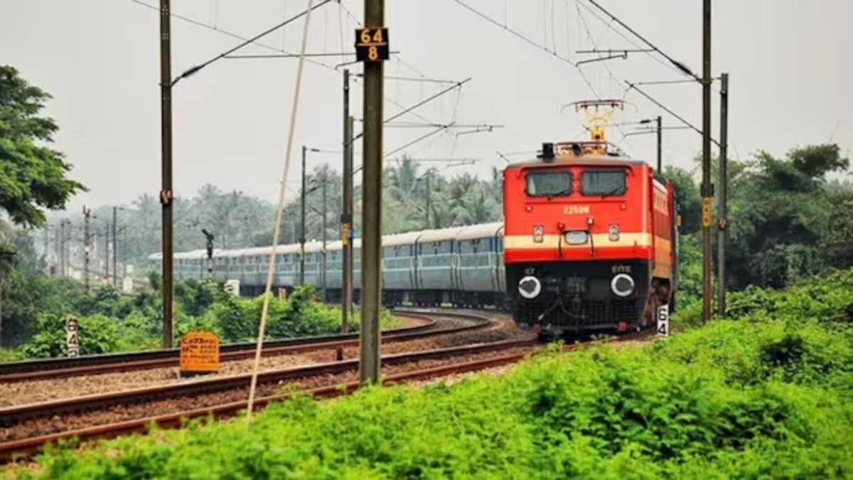 हिंगोली : RPF कर्मचाऱ्याने महिलेशी गैरवर्तन केल्याचा आरोप, प्रवाशांनी रुळावर बसून ट्रेन रोखली RPF personnel