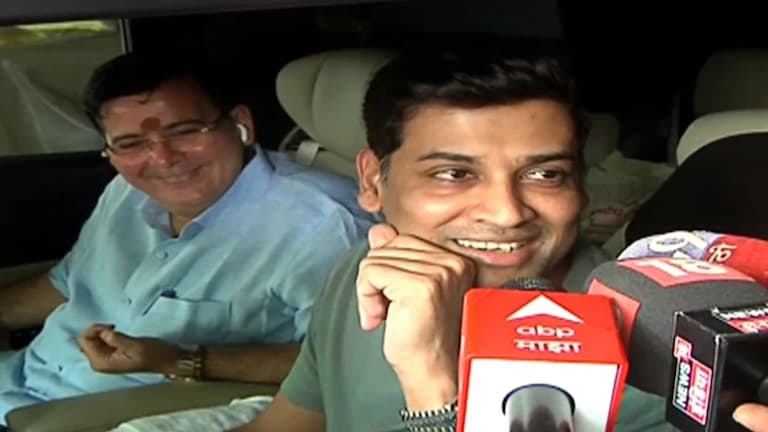 पाचशे कोटींच्या आरोपावर श्रीकांत शिंदेंची पहिली प्रतिक्रिया, हसत-हसत काय बोलून गेले? Shrikant Shinde On 500 Crore