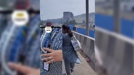 पुणे : कॅब चालकाने महिलेला निम्म्या रस्त्यात उतरवलं, व्हिडीओ काढला अन्... Pune Crime News