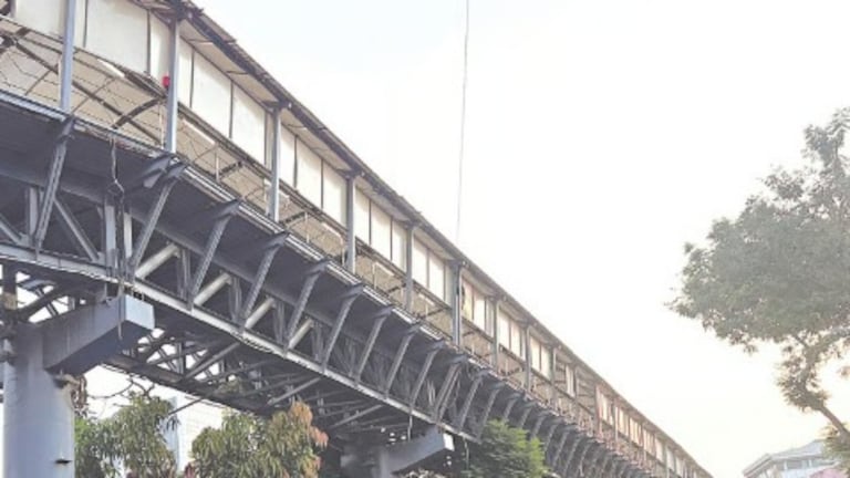 क्रूर बापाने नऊ महिन्याच्या बाळाला स्कायवॉकवरून फेकलं, उपचारादरम्यान मृत्यू Mumbai crime