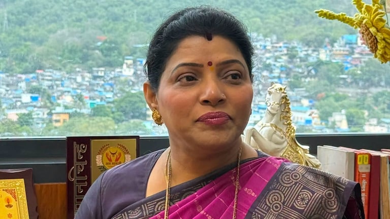 पूर्णेकर हत्या प्रकरण: नगरसेविका पद सोडलंच नाही, मीनाक्षी शिंदेंकडून फक्त शिवसेनेच्या 'या' पदाचा राजीनामा! shinde shiv sena corporator meenakshi shinde resigns thane shiv sena women wing chief purnekar murder case investigation