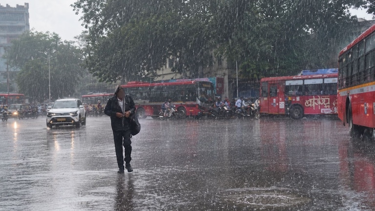 मुंबईत अवकाळी पावसाच्या सरी! नागरिकांची तारांबळ, थंडी कधी येणार? Mumbai Rains
