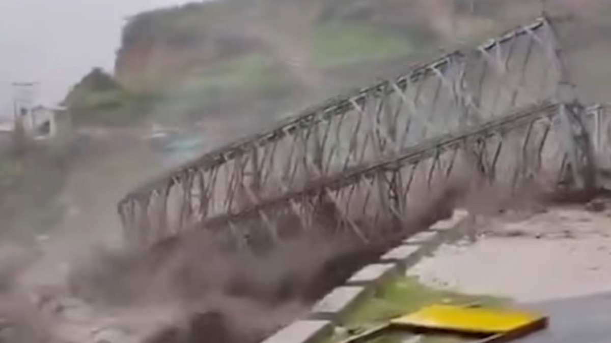 Uttarakhand Flood : संपूर्ण पूल वाहून गेला, कॅमेऱ्यात धडकी भरवणारे दृश्य कैद