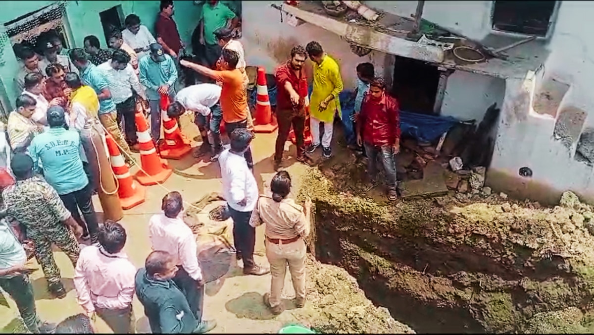 Two and a half year old Asmita fell in borewell in Vidisha, administration reached the spot for rescue